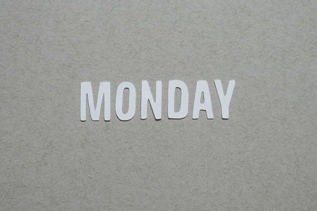 Symbol für Coaching am Montag für Menschen mit kleinem Budget Der Schriftzug „MONDAY“ in weißen Buchstaben auf grauem Hintergrund.